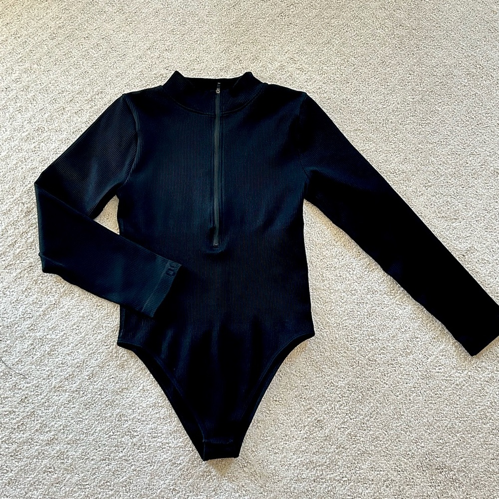 NEW W/O TAGS BLACK RIBBED BODYSUIT WITH ZIPPER DETAIL / SIZE XL🏁